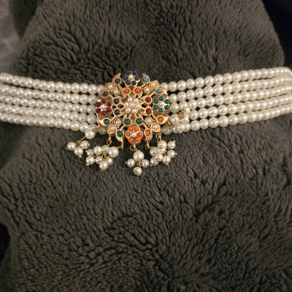 Elegant Pearl and Gold Jewelry Set. The earrings are with Sahara . - Picture 5 of 12